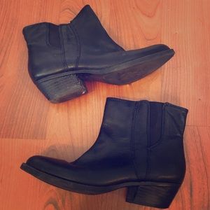 Nine West Vasloane Western Chelsea Ankle Booties